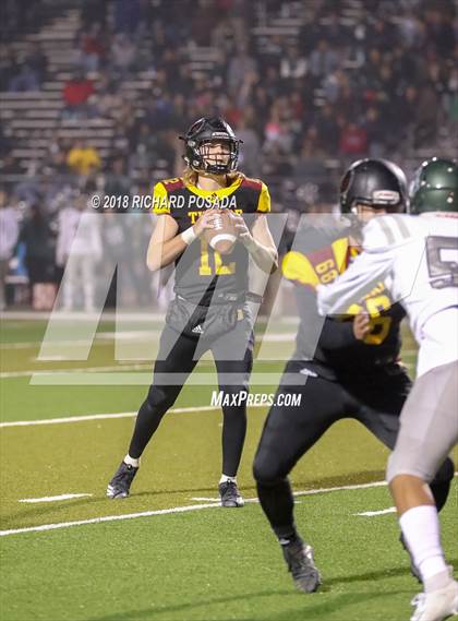 Thumbnail 3 in Dinuba vs. Tulare Union (CIF Divsion II Semifinal) photogallery.