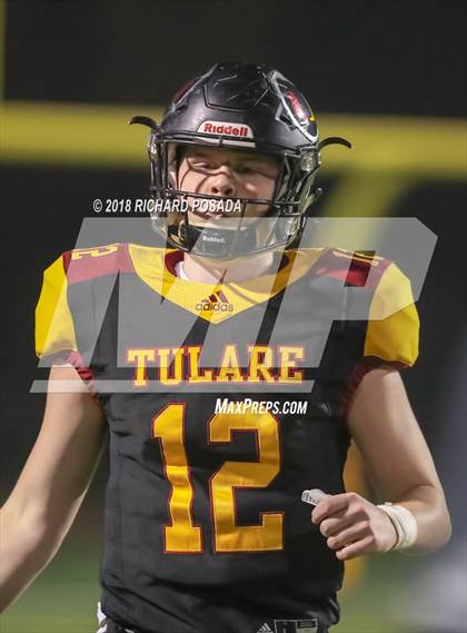 Thumbnail 1 in Dinuba vs. Tulare Union (CIF Divsion II Semifinal) photogallery.