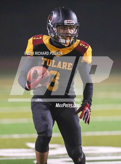 Thumbnail 1 in Dinuba vs. Tulare Union (CIF Divsion II Semifinal) photogallery.