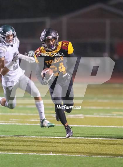 Thumbnail 1 in Dinuba vs. Tulare Union (CIF Divsion II Semifinal) photogallery.