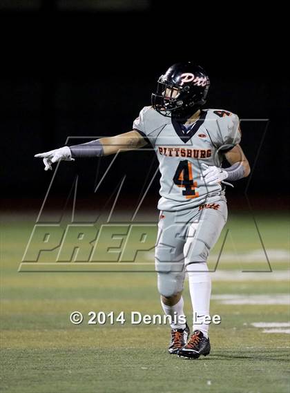 Thumbnail 3 in De La Salle vs. Pittsburg (CIF NCS D1 Final) photogallery.
