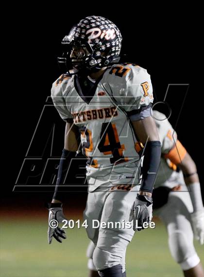 Thumbnail 3 in De La Salle vs. Pittsburg (CIF NCS D1 Final) photogallery.