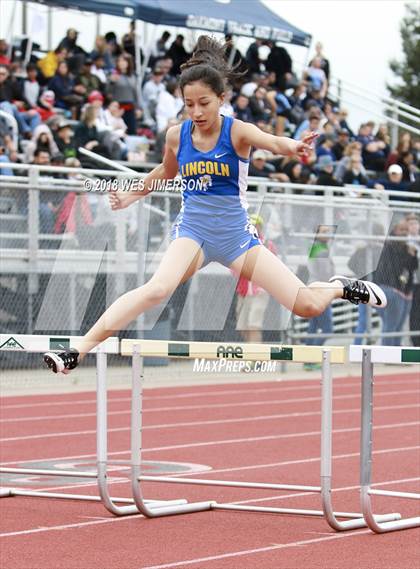 Thumbnail 2 in 4th Annual Randy Sturgeon Invitational (100, 100 HH, 300 LH, 400) photogallery.