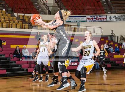 Thumbnail 1 in Quanah vs. Bellevue (Fantasy of Lights) photogallery.