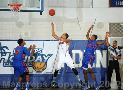 Thumbnail 2 in Rainier Beach vs. Harvard-Westlake (MaxPreps Holiday Classic) photogallery.