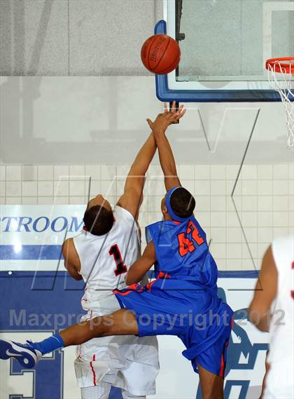 Thumbnail 2 in Rainier Beach vs. Harvard-Westlake (MaxPreps Holiday Classic) photogallery.
