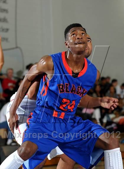 Thumbnail 3 in Rainier Beach vs. Harvard-Westlake (MaxPreps Holiday Classic) photogallery.