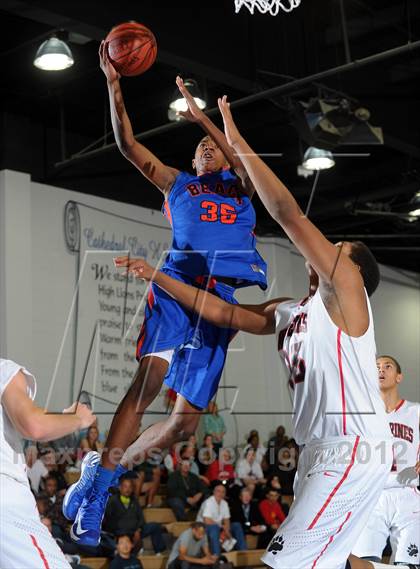Thumbnail 1 in Rainier Beach vs. Harvard-Westlake (MaxPreps Holiday Classic) photogallery.