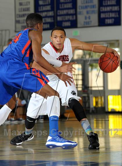 Thumbnail 2 in Rainier Beach vs. Harvard-Westlake (MaxPreps Holiday Classic) photogallery.