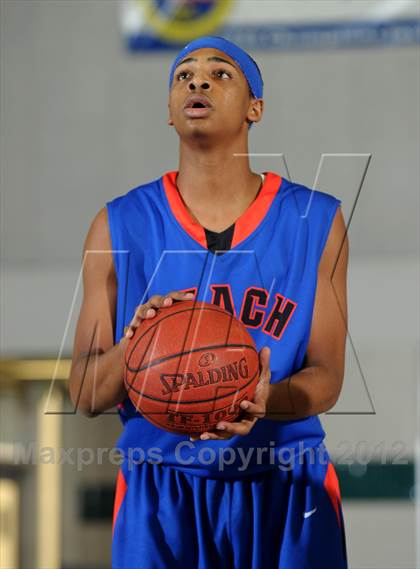 Thumbnail 2 in Rainier Beach vs. Harvard-Westlake (MaxPreps Holiday Classic) photogallery.