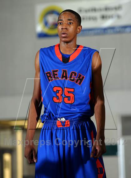 Thumbnail 1 in Rainier Beach vs. Harvard-Westlake (MaxPreps Holiday Classic) photogallery.
