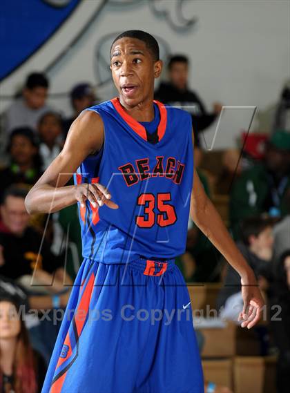 Thumbnail 2 in Rainier Beach vs. Harvard-Westlake (MaxPreps Holiday Classic) photogallery.