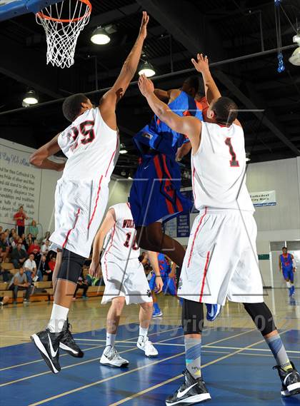 Thumbnail 2 in Rainier Beach vs. Harvard-Westlake (MaxPreps Holiday Classic) photogallery.