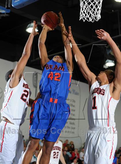 Thumbnail 3 in Rainier Beach vs. Harvard-Westlake (MaxPreps Holiday Classic) photogallery.