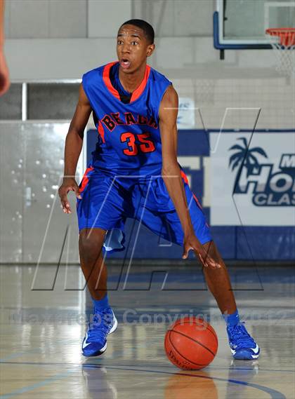 Thumbnail 3 in Rainier Beach vs. Harvard-Westlake (MaxPreps Holiday Classic) photogallery.