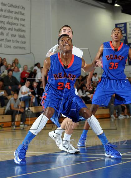 Thumbnail 1 in Rainier Beach vs. Harvard-Westlake (MaxPreps Holiday Classic) photogallery.