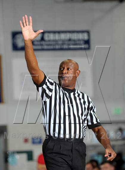 Thumbnail 1 in Rainier Beach vs. Harvard-Westlake (MaxPreps Holiday Classic) photogallery.