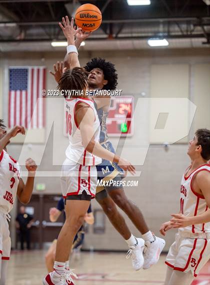 Thumbnail 2 in Regis Jesuit vs Mullen photogallery.