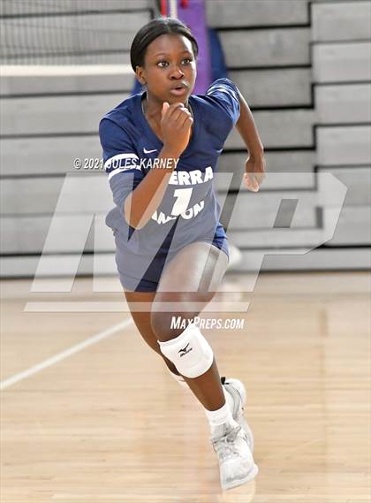 Thumbnail 2 in Sierra Canyon vs. Assmutition (Durango Fall Classic) photogallery.