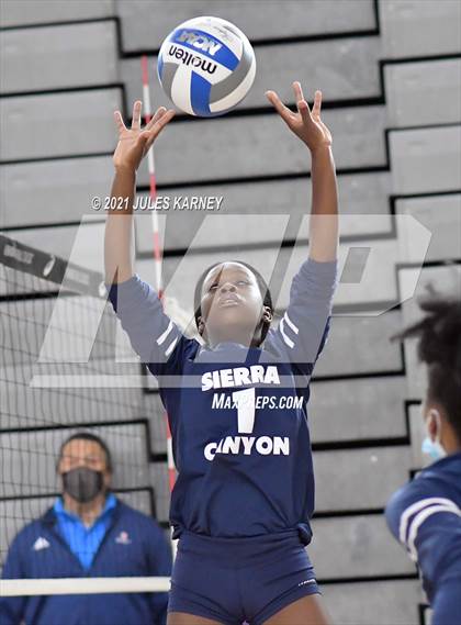 Thumbnail 2 in Sierra Canyon vs. Assmutition (Durango Fall Classic) photogallery.
