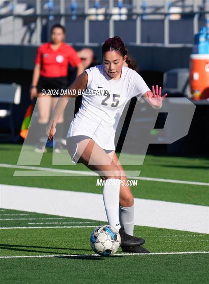 Thumbnail 3 in Keller vs. Bell (UIL 5A Region 2 Bi-District Playoff) photogallery.