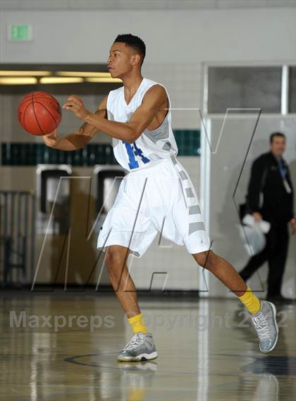 Thumbnail 2 in De La Salle vs. Loyola (MaxPreps Holiday Classic) photogallery.