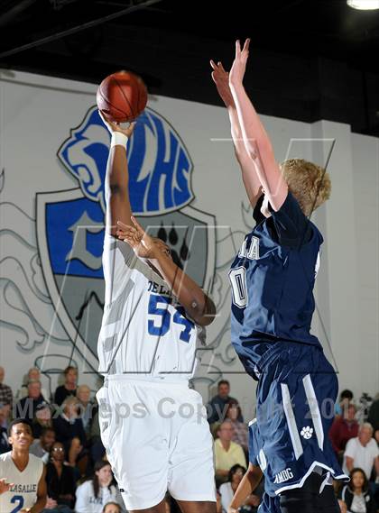 Thumbnail 2 in De La Salle vs. Loyola (MaxPreps Holiday Classic) photogallery.