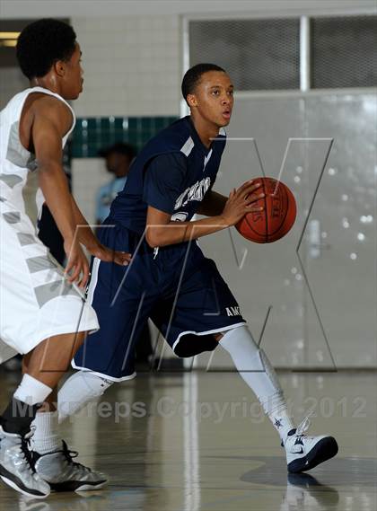 Thumbnail 1 in De La Salle vs. Loyola (MaxPreps Holiday Classic) photogallery.