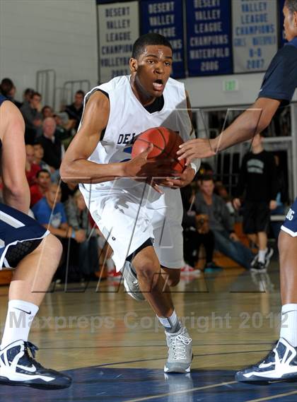 Thumbnail 3 in De La Salle vs. Loyola (MaxPreps Holiday Classic) photogallery.