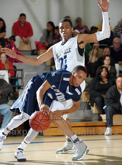 Thumbnail 1 in De La Salle vs. Loyola (MaxPreps Holiday Classic) photogallery.
