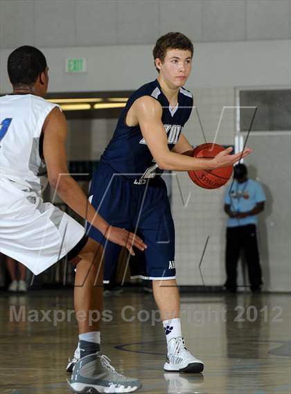 Thumbnail 2 in De La Salle vs. Loyola (MaxPreps Holiday Classic) photogallery.