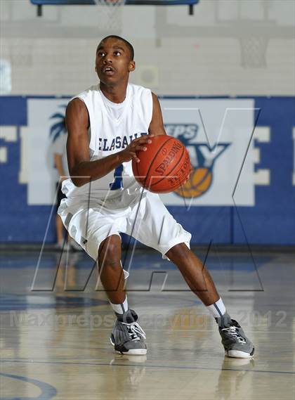 Thumbnail 3 in De La Salle vs. Loyola (MaxPreps Holiday Classic) photogallery.