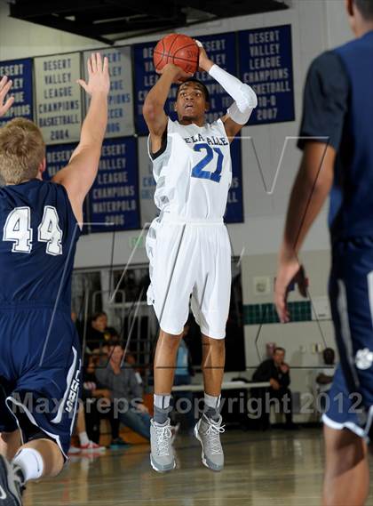 Thumbnail 1 in De La Salle vs. Loyola (MaxPreps Holiday Classic) photogallery.