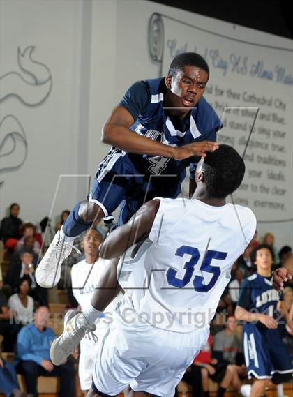 Thumbnail 2 in De La Salle vs. Loyola (MaxPreps Holiday Classic) photogallery.