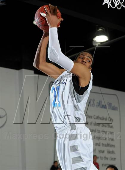 Thumbnail 2 in De La Salle vs. Loyola (MaxPreps Holiday Classic) photogallery.