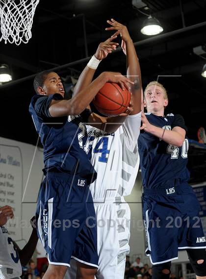Thumbnail 1 in De La Salle vs. Loyola (MaxPreps Holiday Classic) photogallery.