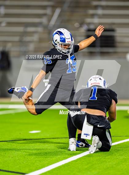 Thumbnail 3 in Refugio vs. Joaquin (UIL 2A D1 Football Semifinals) photogallery.