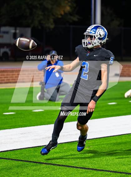 Thumbnail 2 in Refugio vs. Joaquin (UIL 2A D1 Football Semifinals) photogallery.