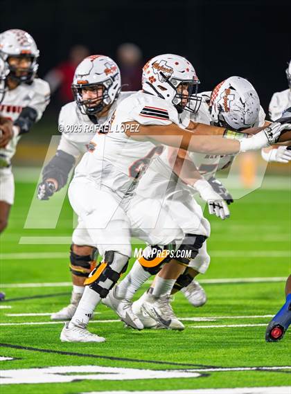 Thumbnail 3 in Refugio vs. Joaquin (UIL 2A D1 Football Semifinals) photogallery.