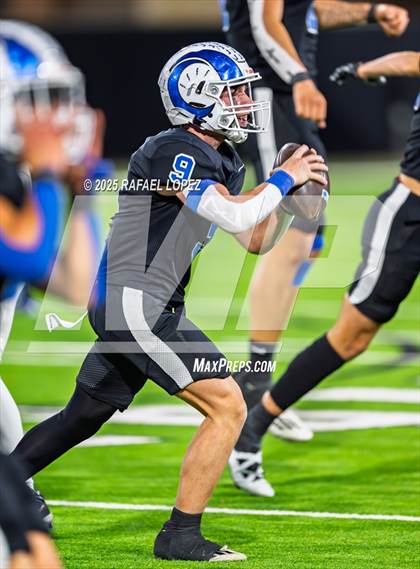 Thumbnail 3 in Refugio vs. Joaquin (UIL 2A D1 Football Semifinals) photogallery.