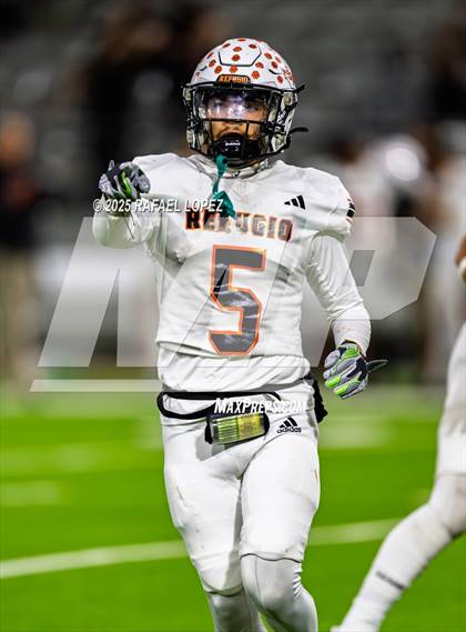 Thumbnail 3 in Refugio vs. Joaquin (UIL 2A D1 Football Semifinals) photogallery.