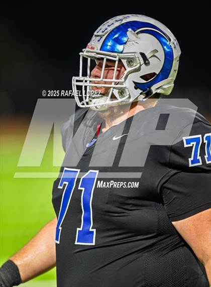 Thumbnail 3 in Refugio vs. Joaquin (UIL 2A D1 Football Semifinals) photogallery.