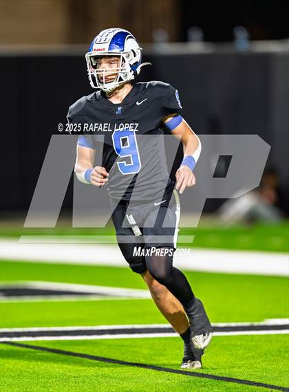 Thumbnail 3 in Refugio vs. Joaquin (UIL 2A D1 Football Semifinals) photogallery.