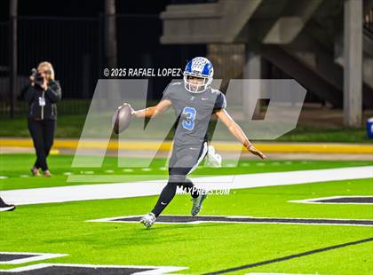 Thumbnail 1 in Refugio vs. Joaquin (UIL 2A D1 Football Semifinals) photogallery.