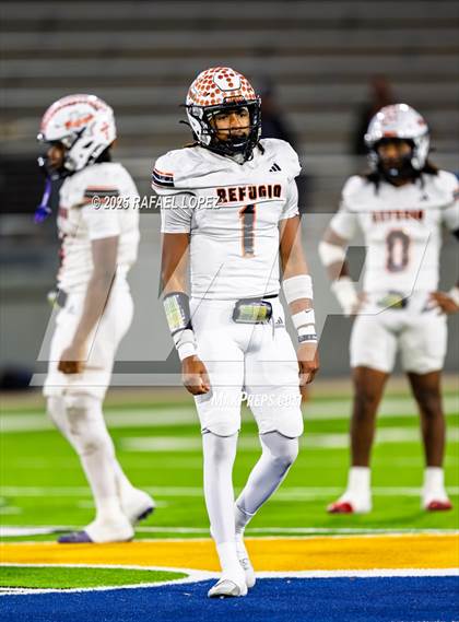 Thumbnail 2 in Refugio vs. Joaquin (UIL 2A D1 Football Semifinals) photogallery.