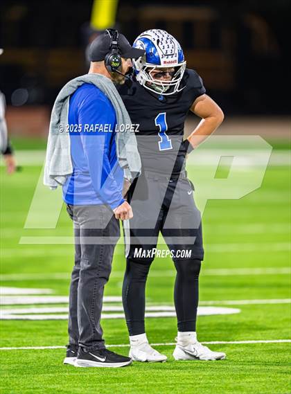 Thumbnail 2 in Refugio vs. Joaquin (UIL 2A D1 Football Semifinals) photogallery.