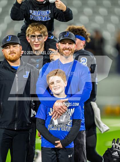 Thumbnail 3 in Refugio vs. Joaquin (UIL 2A D1 Football Semifinals) photogallery.