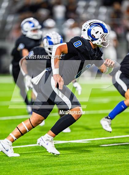 Thumbnail 2 in Refugio vs. Joaquin (UIL 2A D1 Football Semifinals) photogallery.