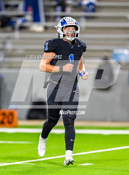 Thumbnail 2 in Refugio vs. Joaquin (UIL 2A D1 Football Semifinals) photogallery.