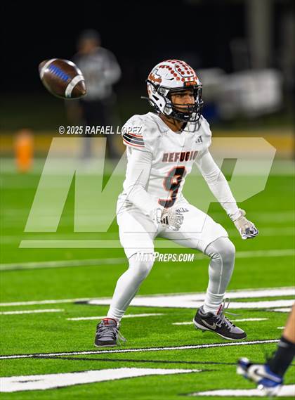 Thumbnail 2 in Refugio vs. Joaquin (UIL 2A D1 Football Semifinals) photogallery.